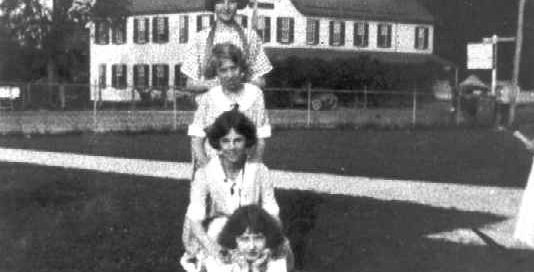1930-1939 Four girls on courthouse lawn